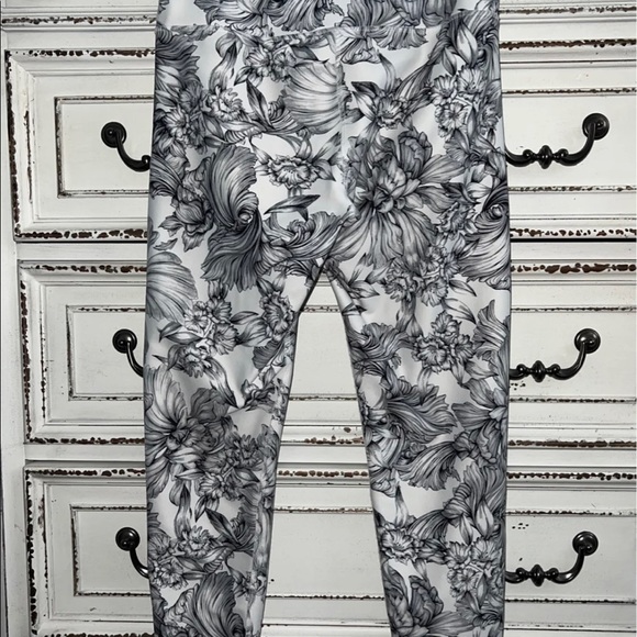 Like new 🖤🤍 Balance Collection black & white leggings Size L - Picture 7 of 12